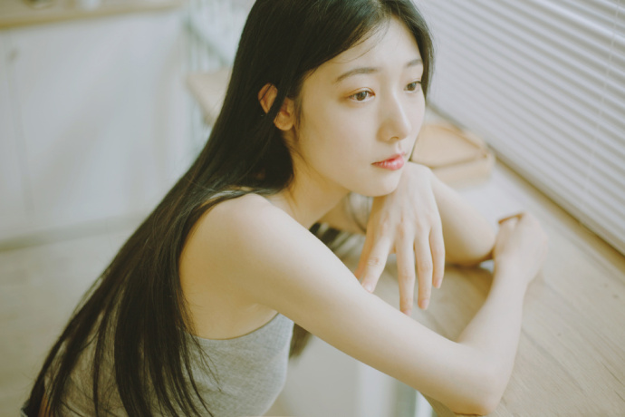 热裤吊带美女居家性感大长腿撩人 3