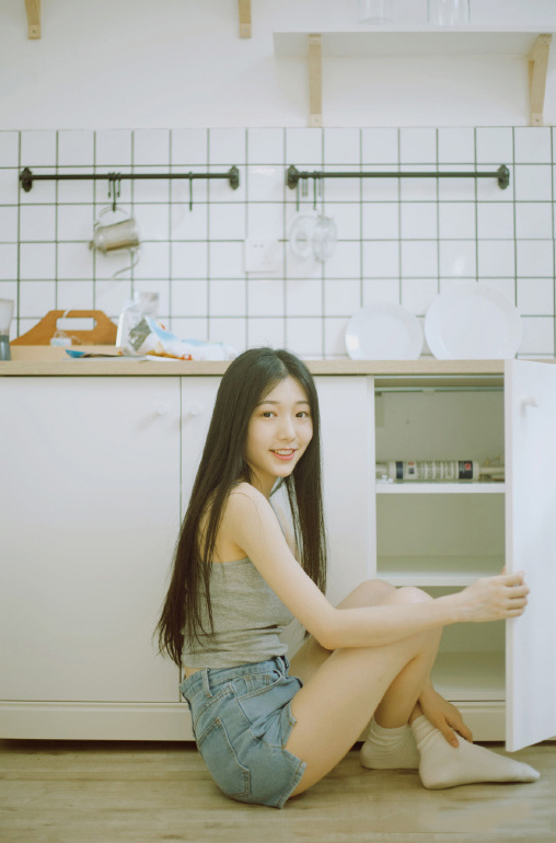 热裤吊带美女居家性感大长腿撩人 5
