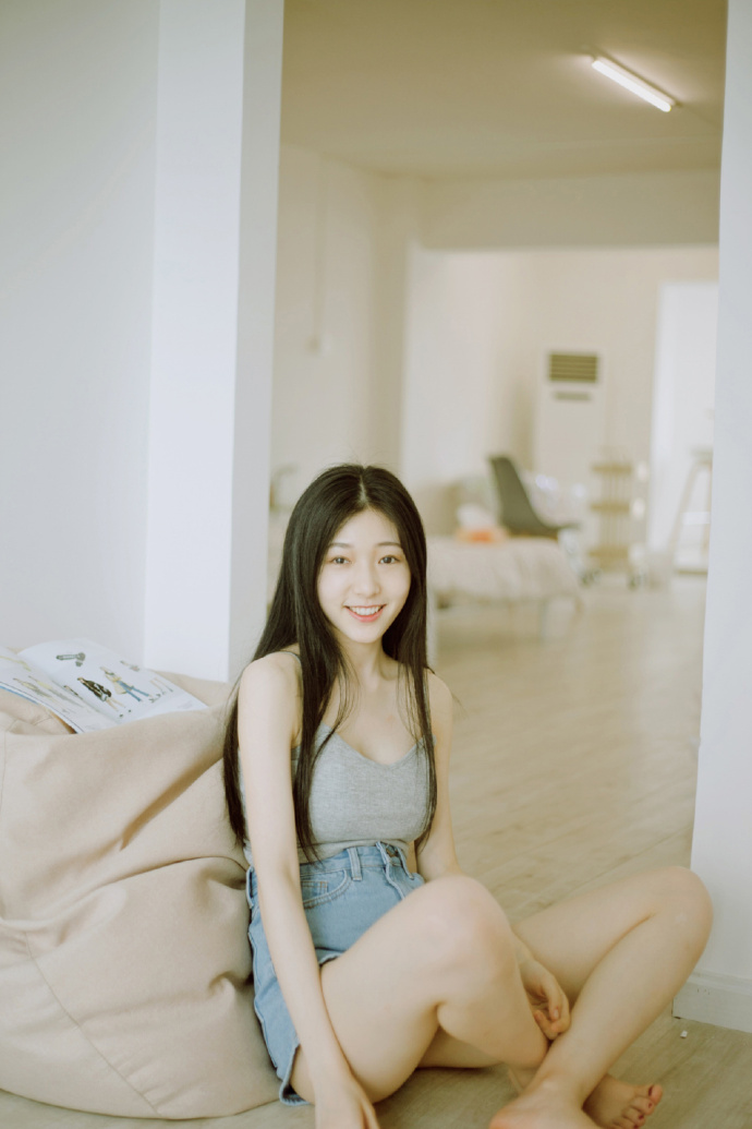 热裤吊带美女居家性感大长腿撩人 8