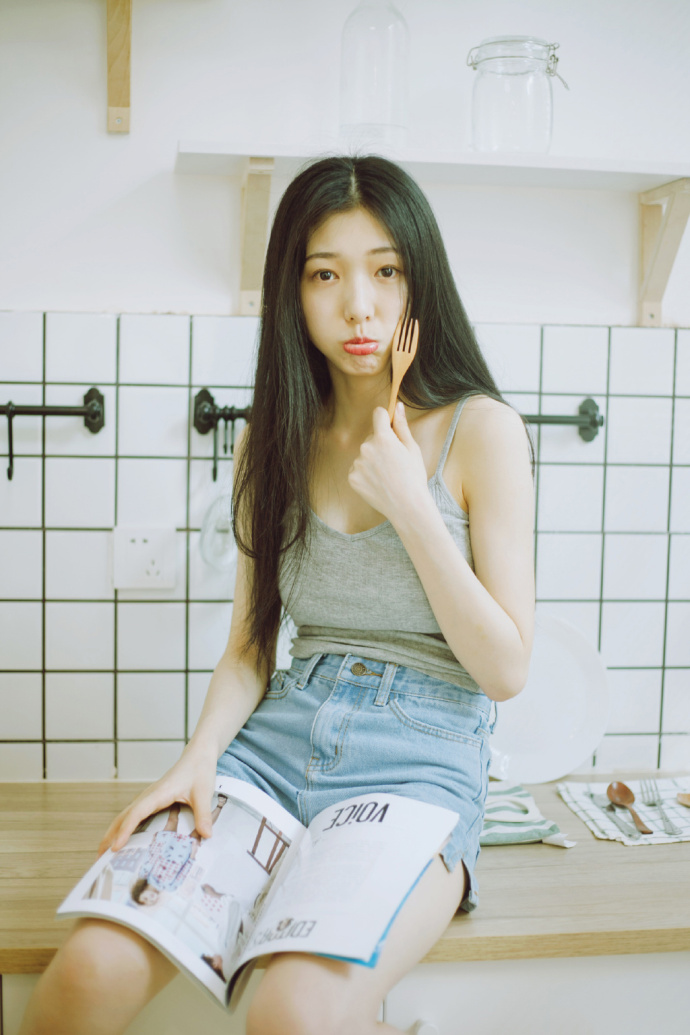 热裤吊带美女居家性感大长腿撩人 9