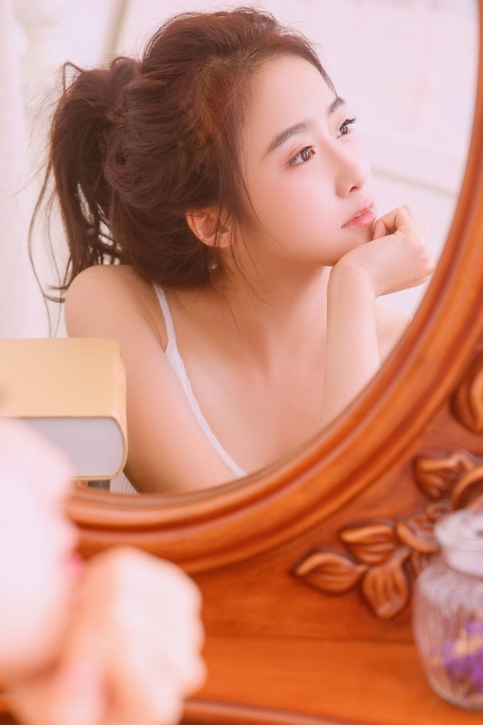薄薄嘴唇文艺小清新美女纯白色吊带娇艳迷人福 4