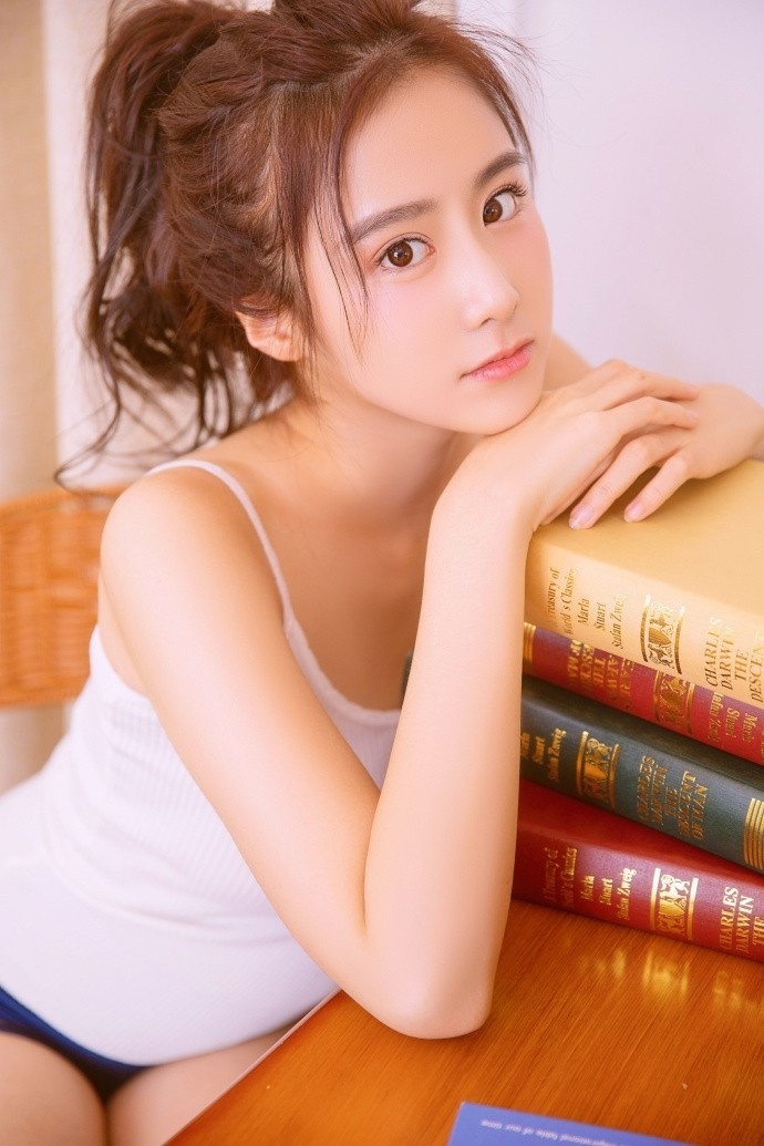 薄薄嘴唇文艺小清新美女纯白色吊带娇艳迷人福 5