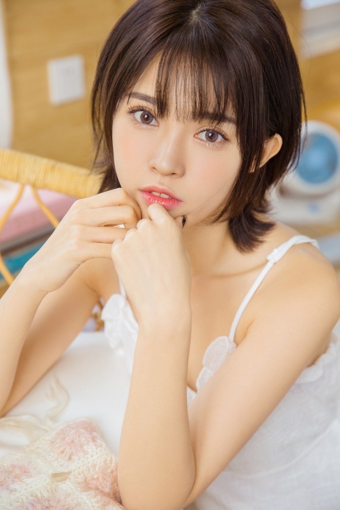 清纯美女白肌诱人纯净美眉白色吊带福利图片 3