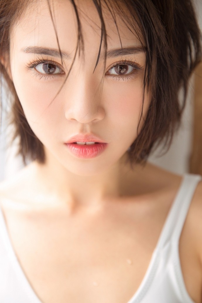 清纯美女白肌诱人纯净美眉白色吊带福利图片 4