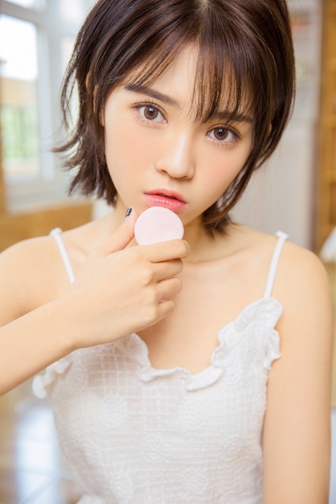清纯美女白肌诱人纯净美眉白色吊带福利图片 5