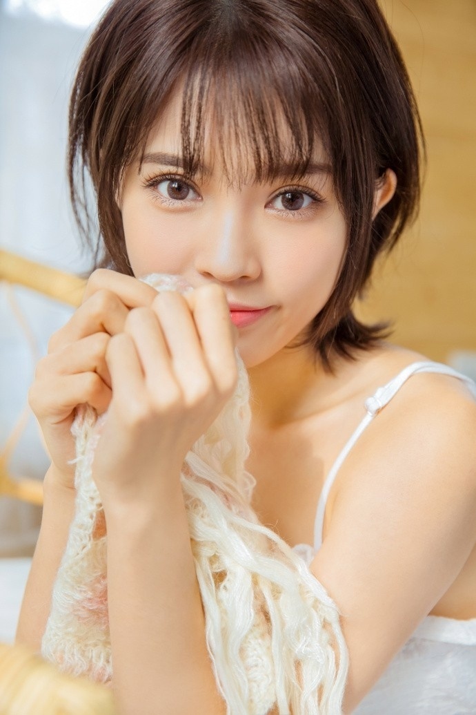 清纯美女白肌诱人纯净美眉白色吊带福利图片 6