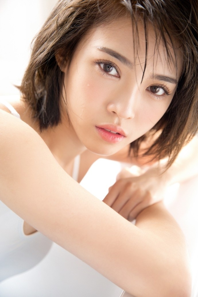 清纯美女白肌诱人纯净美眉白色吊带福利图片 9