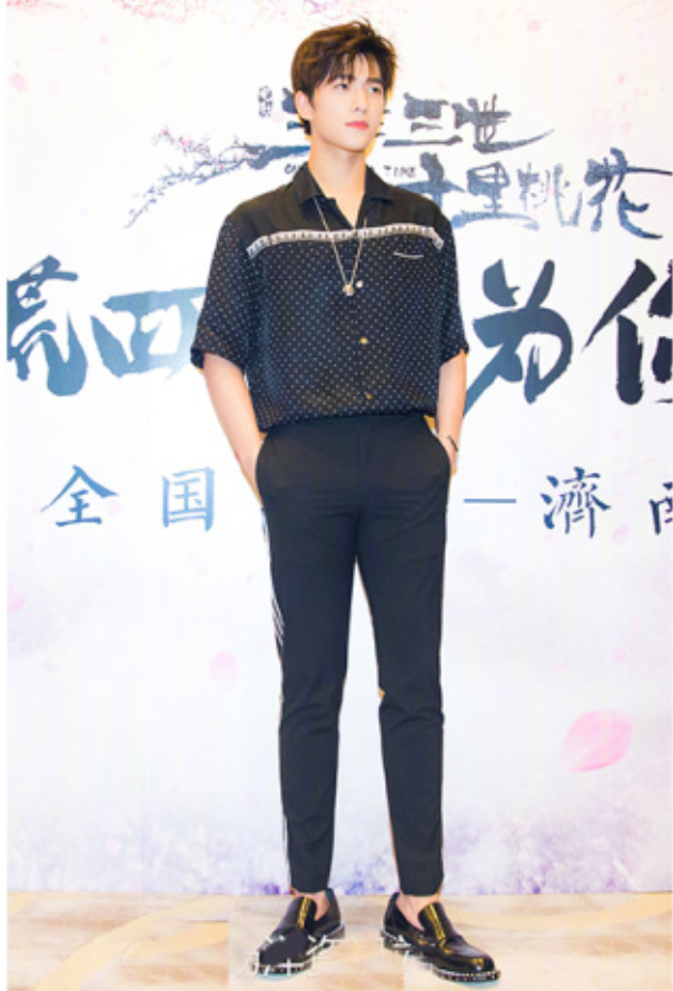小鲜肉明星帅哥杨洋2017时尚杂志大片活动造型汇 56