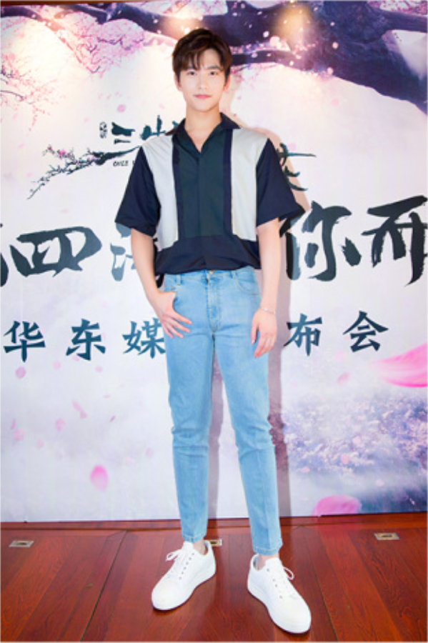小鲜肉明星帅哥杨洋2017时尚杂志大片活动造型汇 57