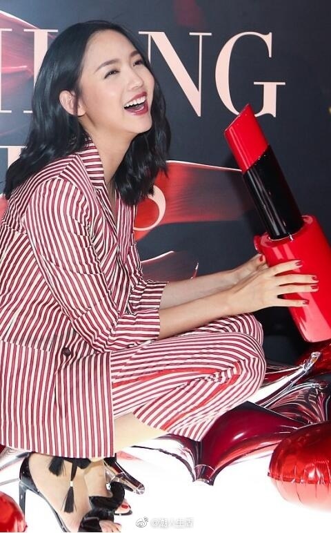 河北美女明星张梓琳穿红白条纹西装外套帅气图 4