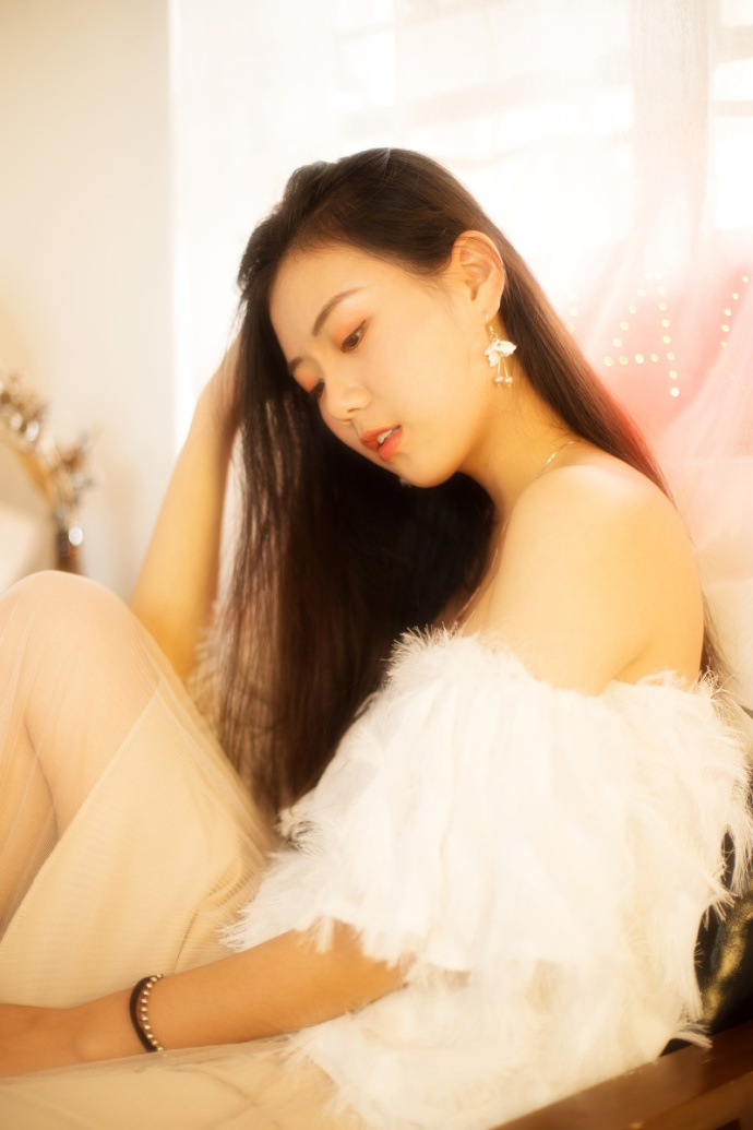 性感美女露肩毛衣私房写真 3