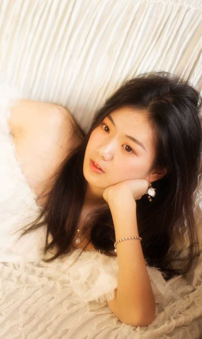 性感美女露肩毛衣私房写真 5