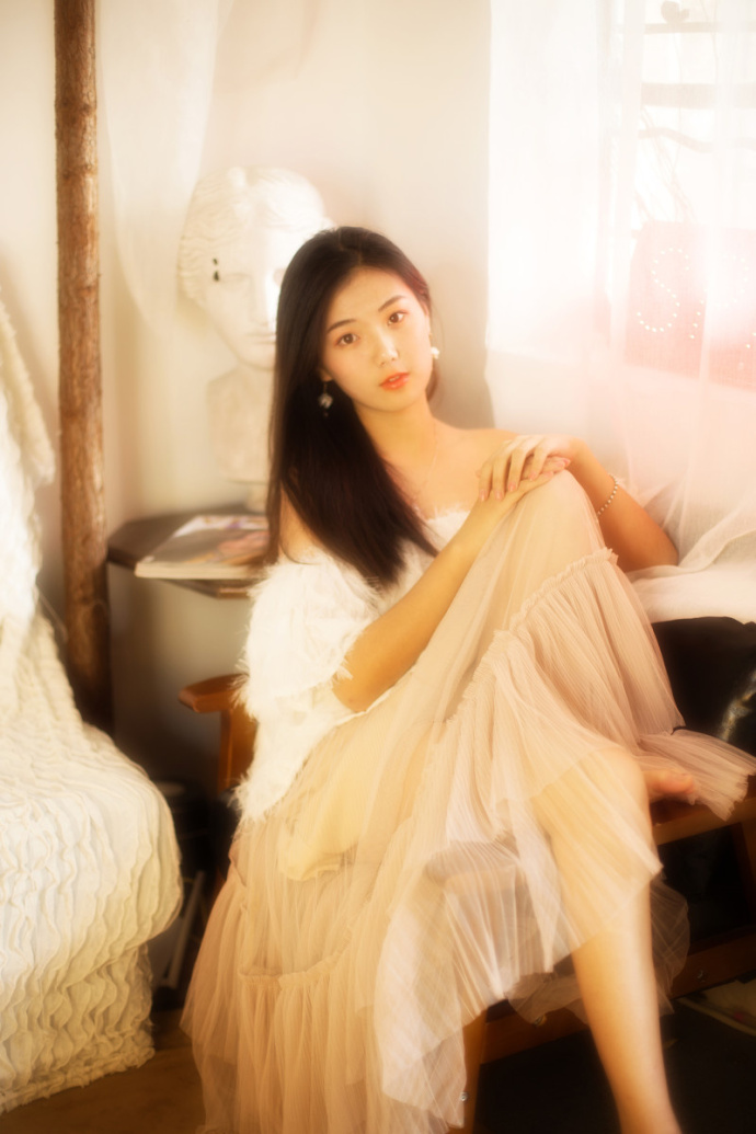 性感美女露肩毛衣私房写真 8