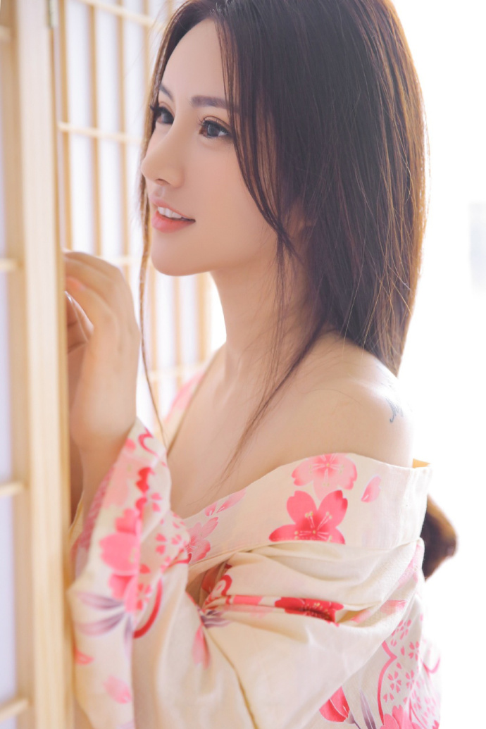 性感美女露肩和服私房诱人福利图片 2