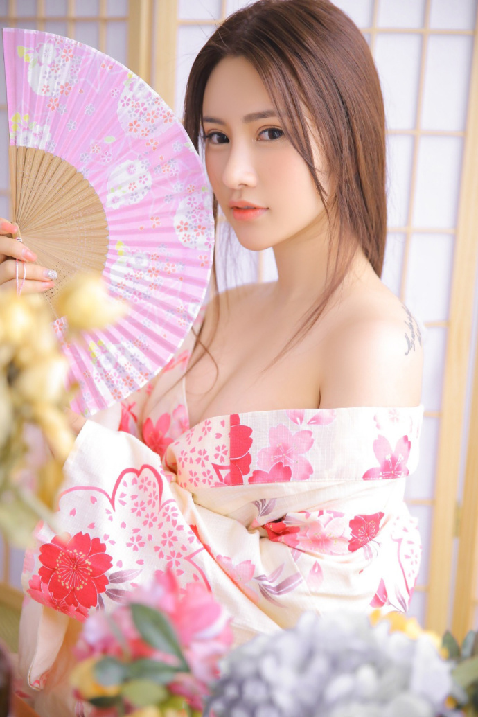 性感美女露肩和服私房诱人福利图片 5