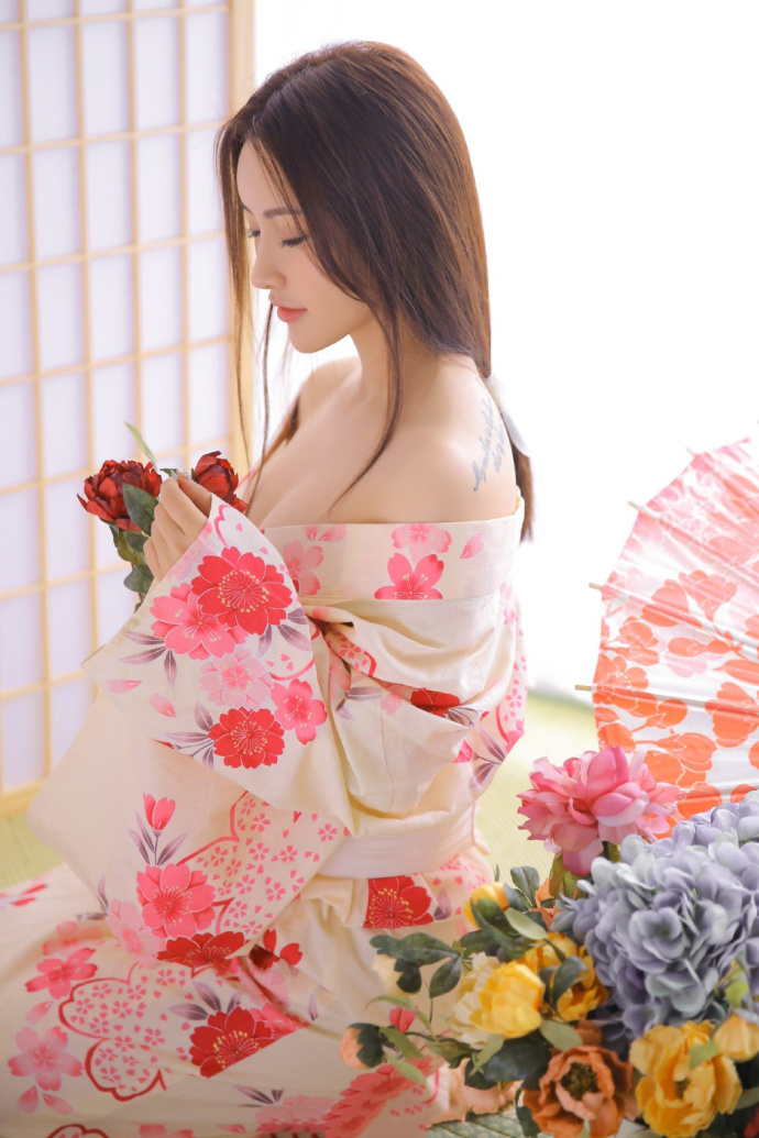 性感美女露肩和服私房诱人福利图片 6
