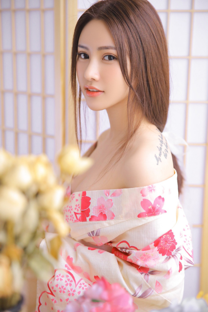 性感美女露肩和服私房诱人福利图片 9