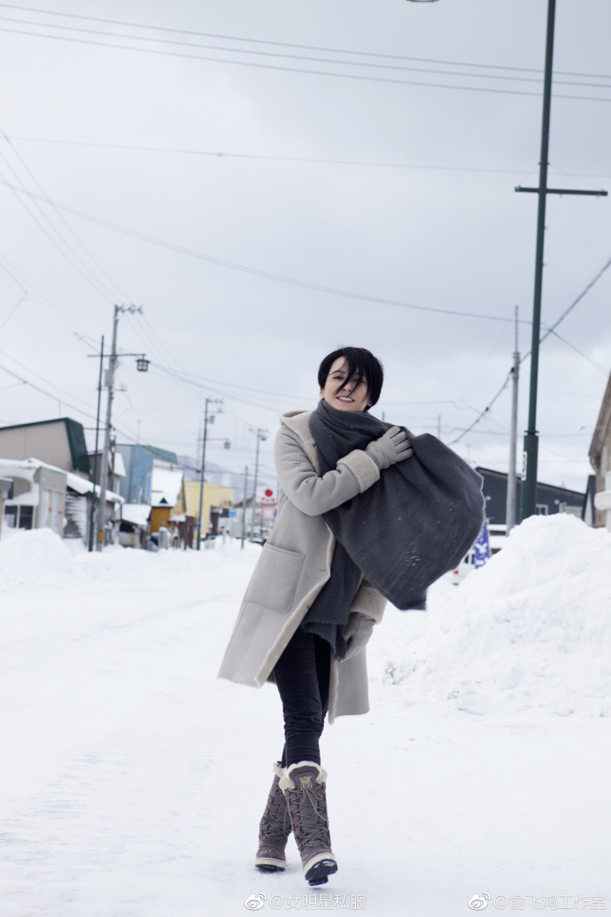 不老女神俞飞鸿北海道雪景里短发街拍图片美人 3