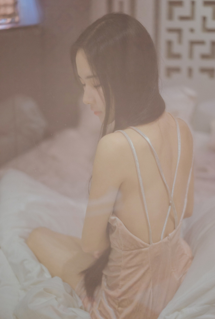 极品少妇性感露背吊带裙床上妖娆诱人写真