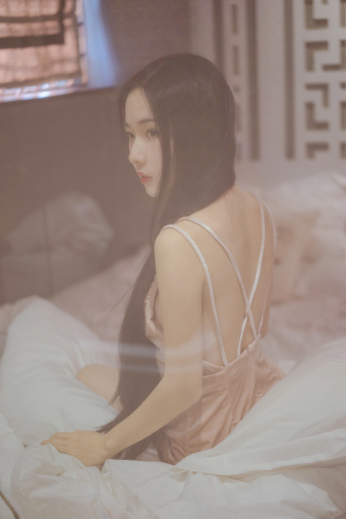 极品少妇性感露背吊带裙床上妖娆诱人写真 2