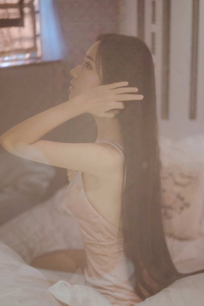极品少妇性感露背吊带裙床上妖娆诱人写真 4