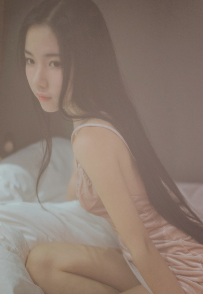 极品少妇性感露背吊带裙床上妖娆诱人写真 5