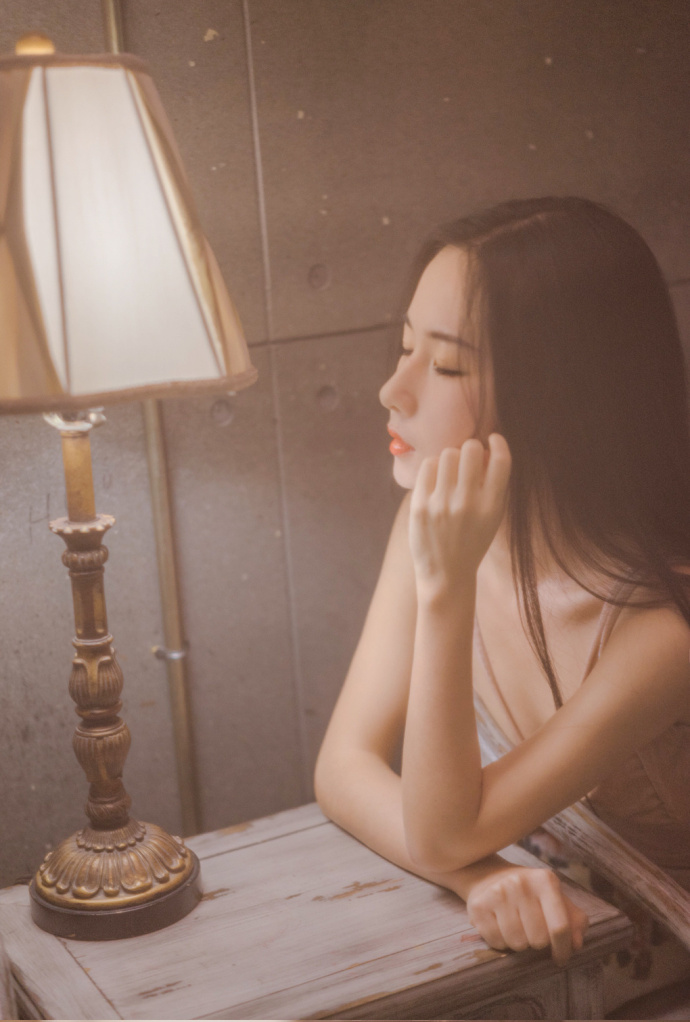 极品少妇性感露背吊带裙床上妖娆诱人写真 7