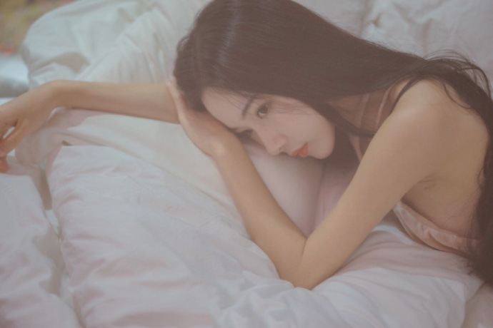 极品少妇性感露背吊带裙床上妖娆诱人写真 8