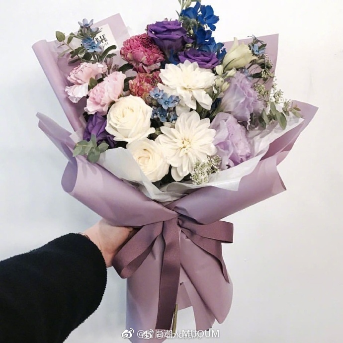 紫色系花束更显梦幻感唯美鲜花图片