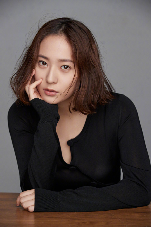 韩国美女明星郑秀晶Krystal黑白衬衫写真 3