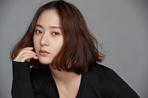 韩国美女明星郑秀晶Krystal黑白衬衫写真 4