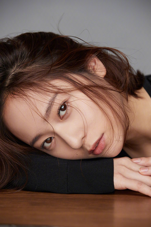 韩国美女明星郑秀晶Krystal黑白衬衫写真 5