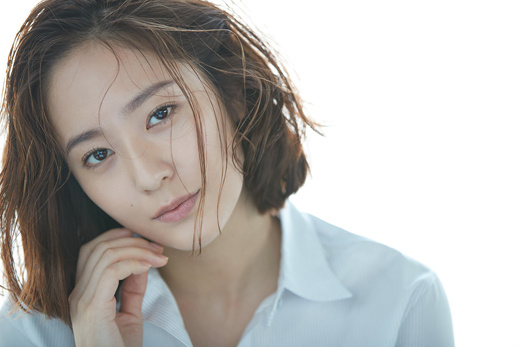 韩国美女明星郑秀晶Krystal黑白衬衫写真 6