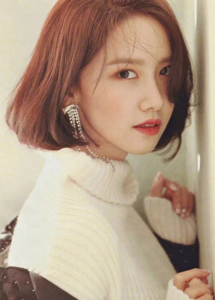 俏皮清新的短发美女自拍照
