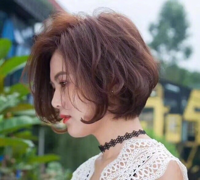 俏皮清新的短发美女自拍照 5