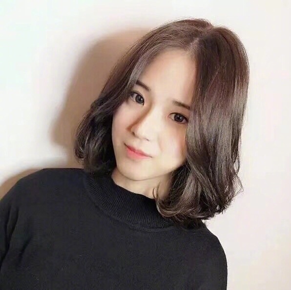 俏皮清新的短发美女自拍照 6