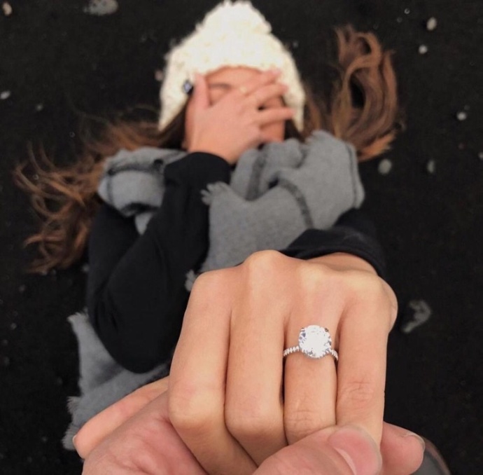 情侣求婚图片:结婚是因为爱情,而不是因为合适