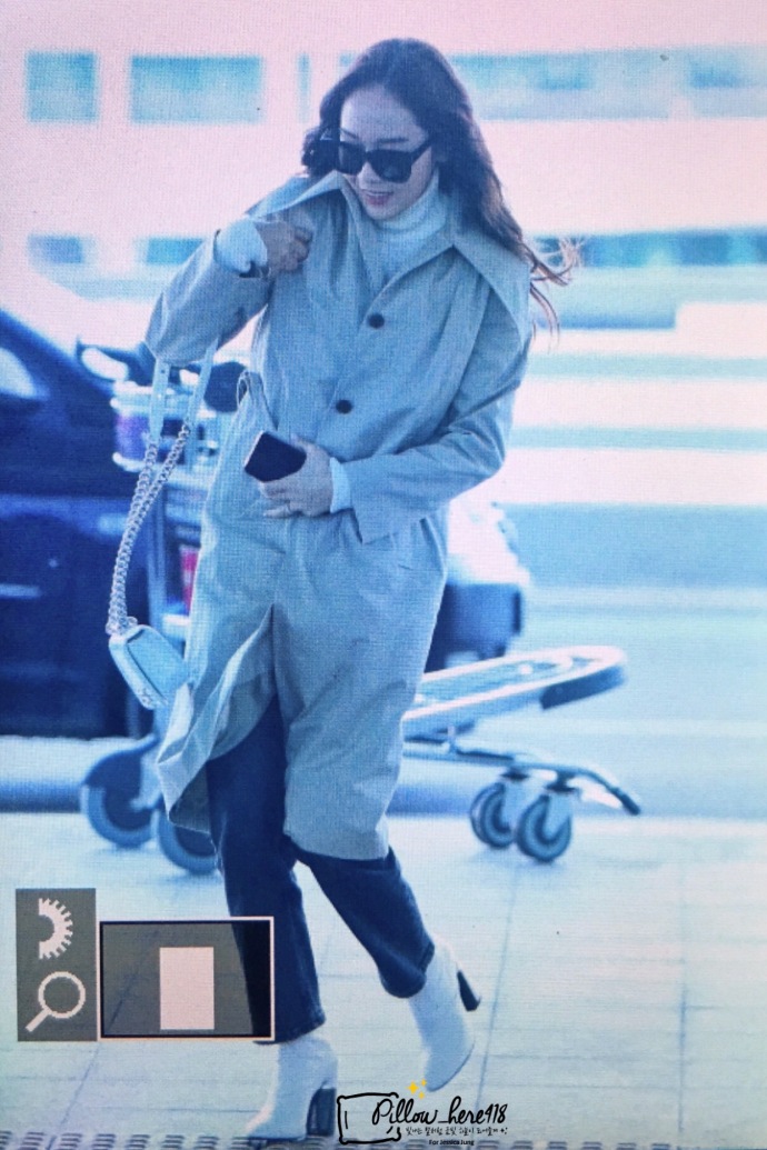 韩国美女明星郑秀妍Jessica机场风衣时尚街拍图片 3