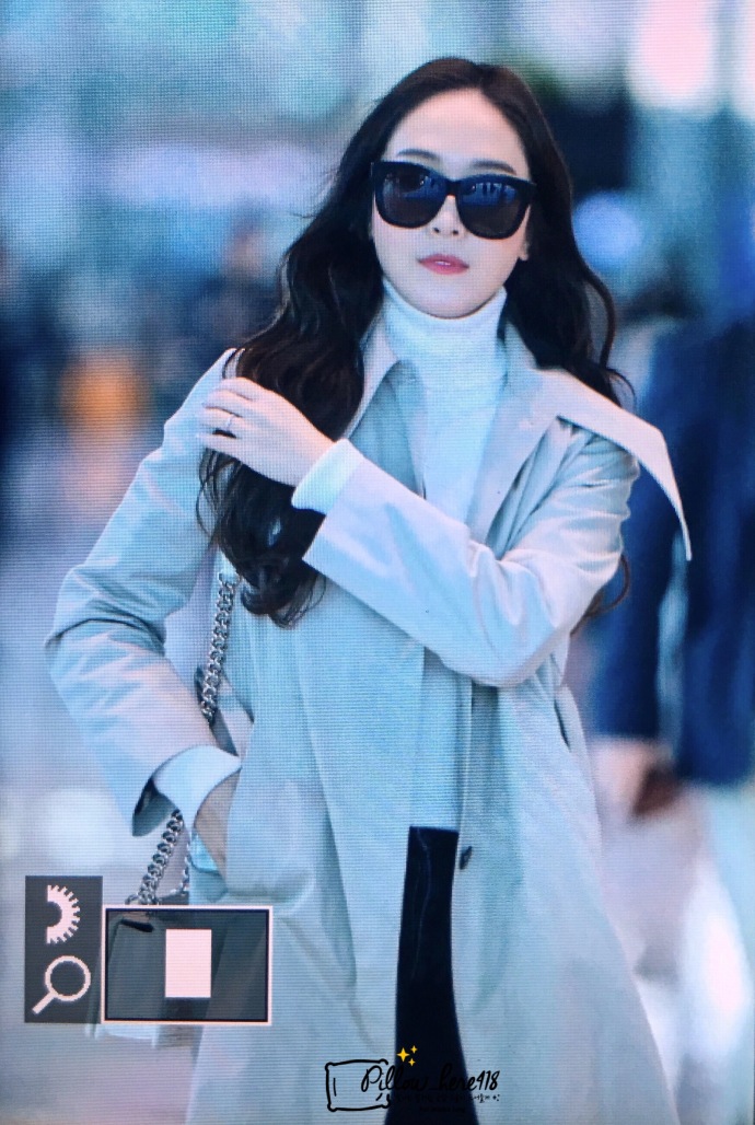 韩国美女明星郑秀妍Jessica机场风衣时尚街拍图片 4