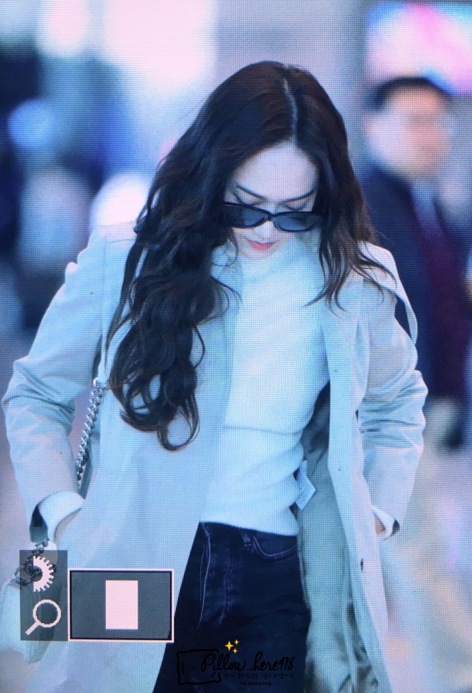 韩国美女明星郑秀妍Jessica机场风衣时尚街拍图片 7