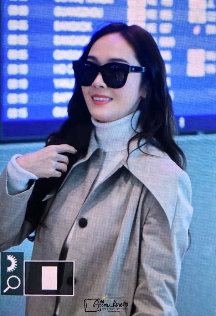 韩国美女明星郑秀妍Jessica机场风衣时尚街拍图片 9