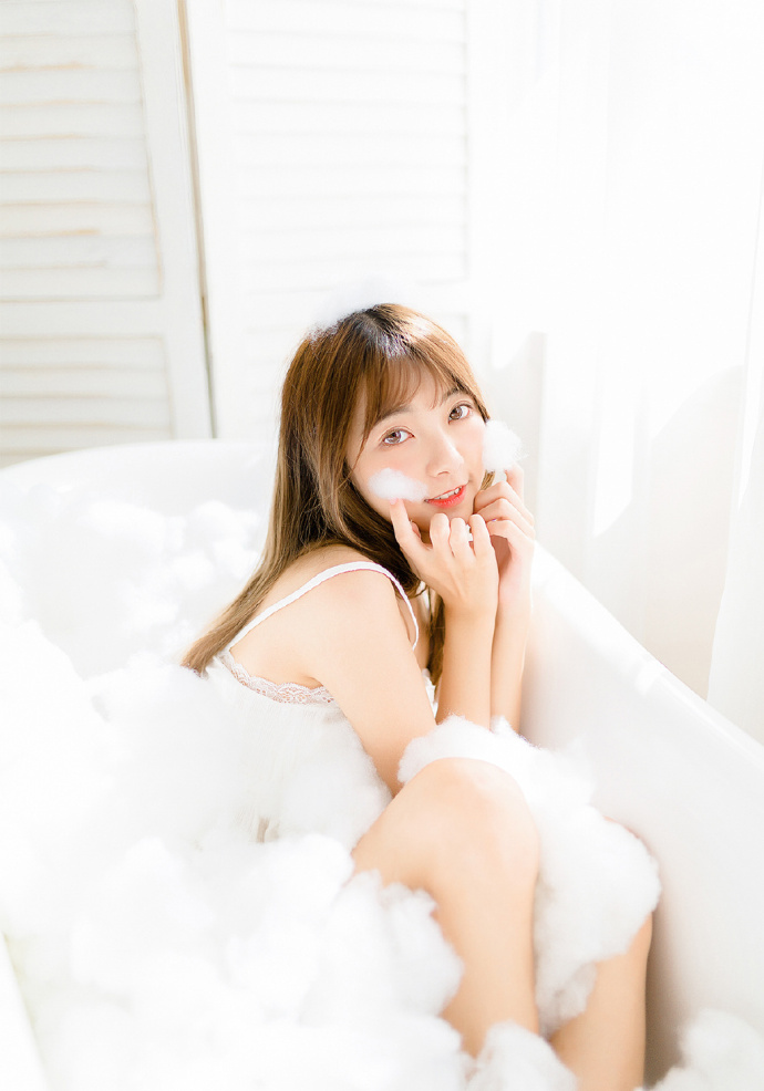 性感吊带美女尤物浴缸酥胸长腿极品诱惑福利图