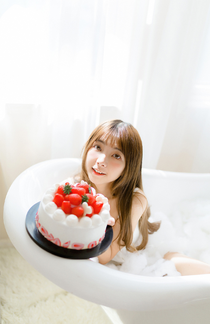 性感吊带美女尤物浴缸酥胸长腿极品诱惑福利图 4