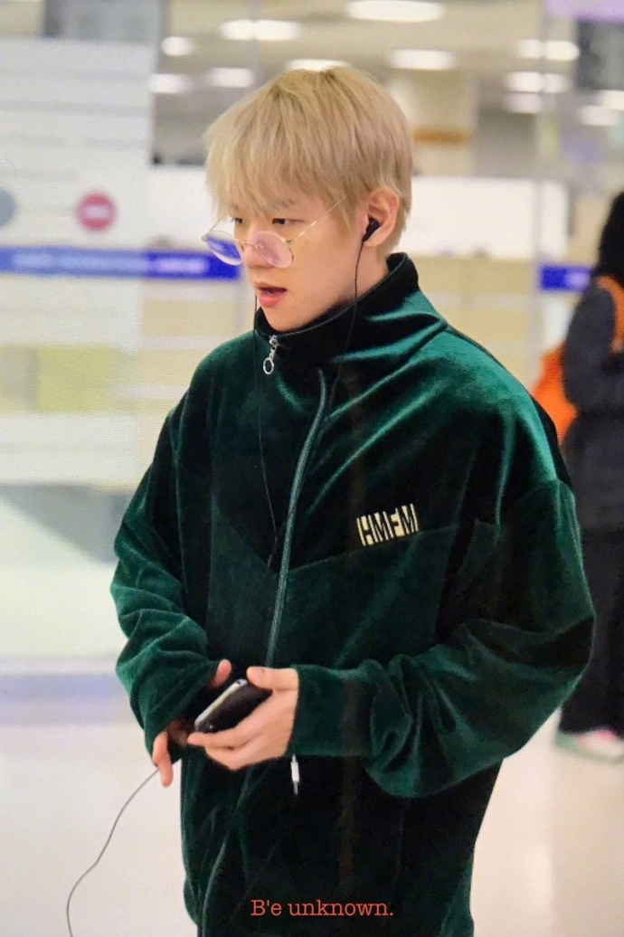 韩国男明星exo成员边伯贤绿色运动服机场街拍图 2