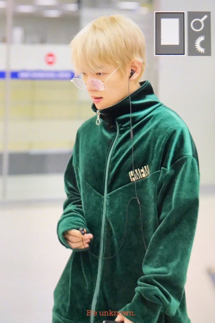 韩国男明星exo成员边伯贤绿色运动服机场街拍图 3