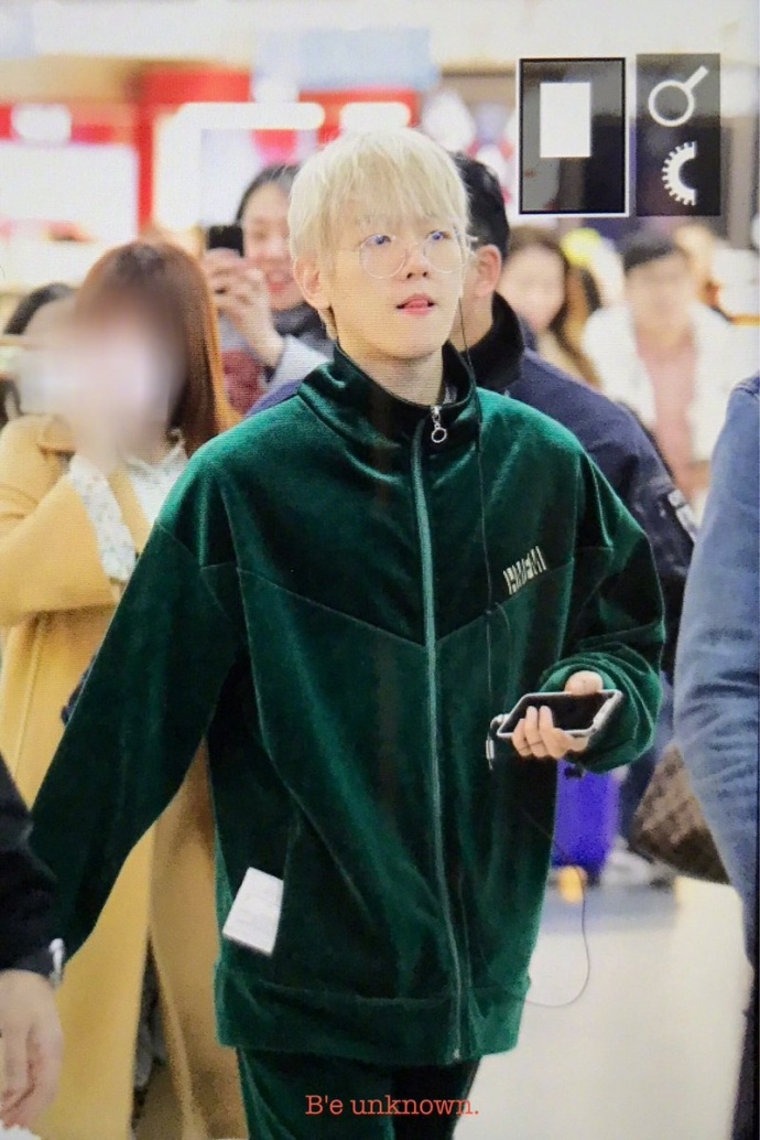 韩国男明星exo成员边伯贤绿色运动服机场街拍图 6