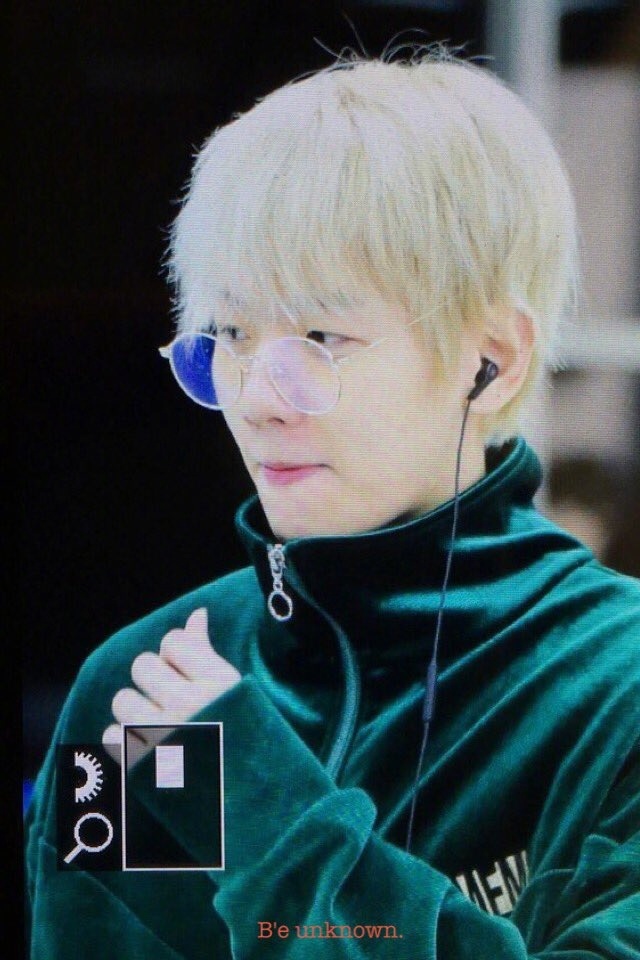 韩国男明星exo成员边伯贤绿色运动服机场街拍图 7