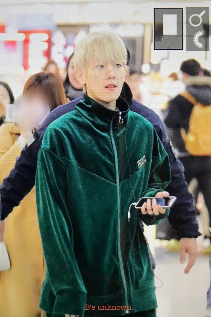 韩国男明星exo成员边伯贤绿色运动服机场街拍图 9