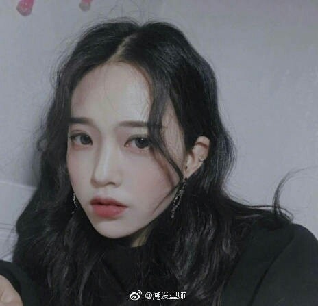 中长发大卷发的妹子自拍图片
