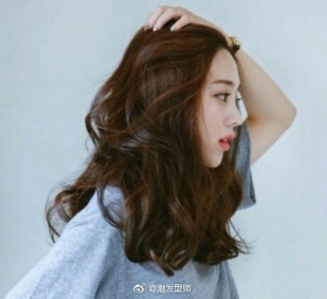 中长发大卷发的妹子自拍图片 2